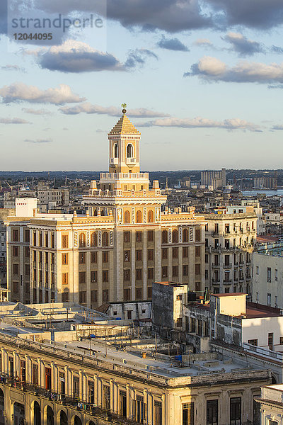 Architektur aus erhöhter Sicht in der Nähe des Malecon  Havanna  Kuba  Westindien  Mittelamerika