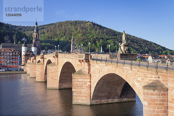 Altstadt mit Karl-Theodor-Brücke (Alte Brücke)  Tor und Heilig-Geist-Kirche  Heidelberg  Baden-Württemberg  Deutschland  Europa