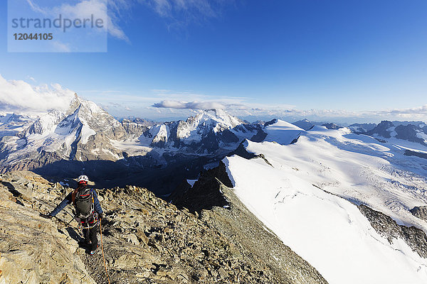 Bergsteiger am Südgrat der Dent Blanche  4357m  mit Blick auf das Matterhorn  Wallis  Schweizer Alpen  Schweiz  Europa