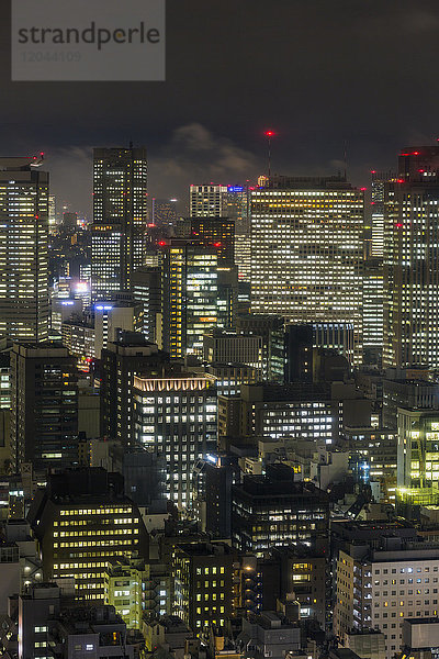 Gebäude im Stadtzentrum bei Nacht  Tokio  Japan  Asien