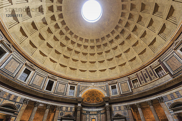 Pantheon innen Betonkuppel  Römischer Tempel  jetzt Kirche  Historisches Zentrum  Rom  UNESCO-Weltkulturerbe  Latium  Italien  Europa