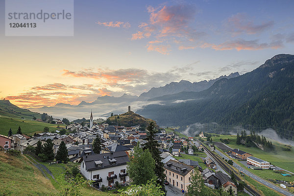 Rosa Wolken in der Morgendämmerung über dem Bergdorf Ardez  Kanton Graubünden  Kreis Inn  Unterengadin  Schweiz  Europa