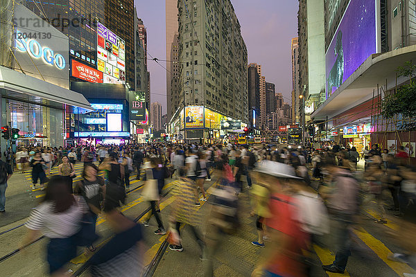 Fußgänger und Verkehr an einer belebten Straßenkreuzung in Causeway Bay  Hongkong Island  Hongkong  China  Asien