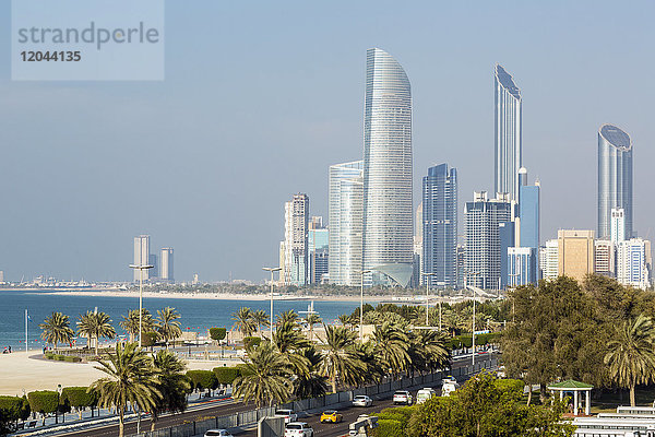 Moderne Stadtsilhouette  Abu Dhabi  Vereinigte Arabische Emirate  Naher Osten