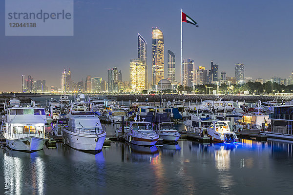 Moderne Stadtsilhouette und Yachthafen  Abu Dhabi  Vereinigte Arabische Emirate  UAE
