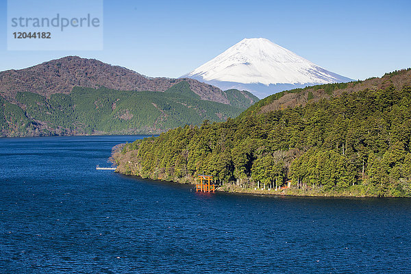Ashinoko-See mit dem Berg Fuji dahinter  Fuji-Hakone-Izu-Nationalpark  Hakone  Shizuoka  Honshu  Japan  Asien