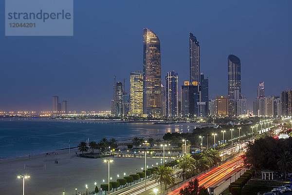 Moderne Stadtsilhouette  Abu Dhabi  Vereinigte Arabische Emirate  Naher Osten