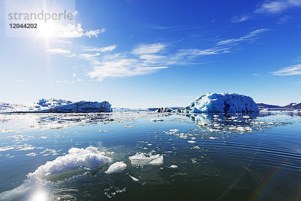 Mit Eisbergen gefüllte Gletscherlagune  Spitzbergen  Svalbard  Arktis  Norwegen  Europa