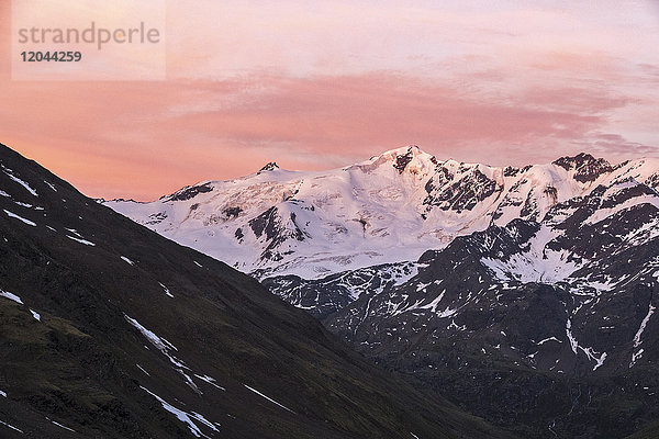 Gletscher Forni bei Sonnenaufgang  Valfurva  Lombardei  Italien  Europa