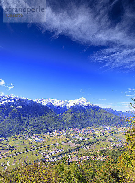 Schneebedeckte Gipfel der Rätischen Alpen im Frühling  gesehen von Prati Nestrelli  Civo  Provinz Sondrio  Valtellina  Lombardei  Italien  Europa