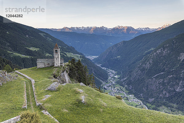 Alte Kirche bei Sonnenaufgang  Alp San Romerio  Brusio  Kanton Graubünden  Poschiavo-Tal  Schweiz  Europa