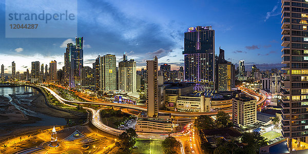 Skyline der Stadt beleuchtet in der Abenddämmerung  Panama-Stadt  Panama  Mittelamerika