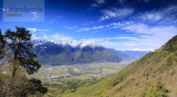 Panorama der Rätischen Alpen im Frühling von Prati Nestrelli  Civo  Provinz Sondrio  Valtellina  Lombardei  Italien  Europa