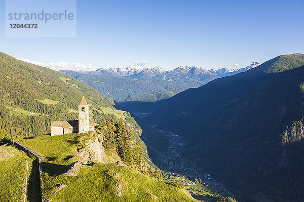 Alte Kirche auf einem Berg  Alp San Romerio  Brusio  Kanton Graubünden  Poschiavo-Tal  Schweiz  Europa