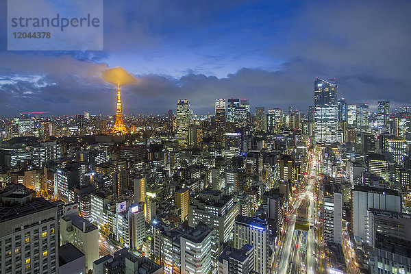 Nachtansicht der Skyline der Stadt und des ikonischen beleuchteten Tokyo Tower  Tokio  Japan  Asien