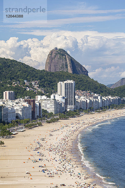 Erhöhter Blick auf den Strand der Copacabana  Rio de Janeiro  Brasilien  Südamerika