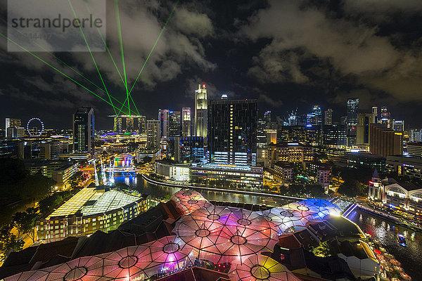 Skyline der Stadt und Restaurants am Flussufer im Vergnügungsviertel Clarke Quay  Singapur  Südostasien  Asien
