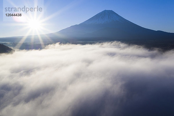 Wolken über dem Ashinoko-See mit dem Berg Fuji dahinter  Fuji-Hakone-Izu-Nationalpark  Hakone  Shizuoka  Honshu  Japan  Asien