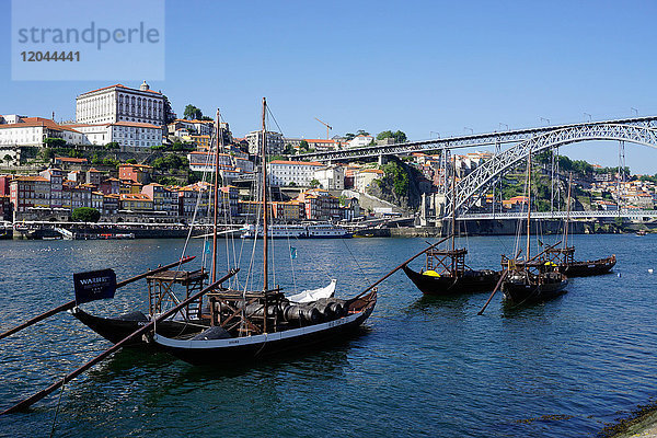 Der Bischofspalast mit dem Ribeira-Kai und der Brücke Ponte de Dom Luis I über den Fluss Douro  Porto (Oporto)  Portugal  Europa