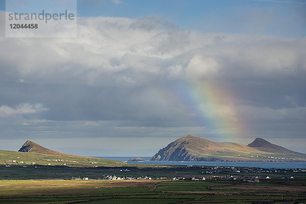 Regenbogen über Hügeln und Siedlungen  Blick in Richtung Clogher und Rosroe  Dingle-Halbinsel  County Kerry  Munster  Republik Irland  Europa