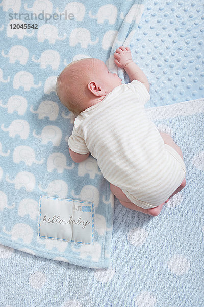 Neugeborener Junge  schläft auf Decken  Draufsicht