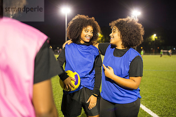 Jubelnde Fussballerinnen  Hackney  East London  UK