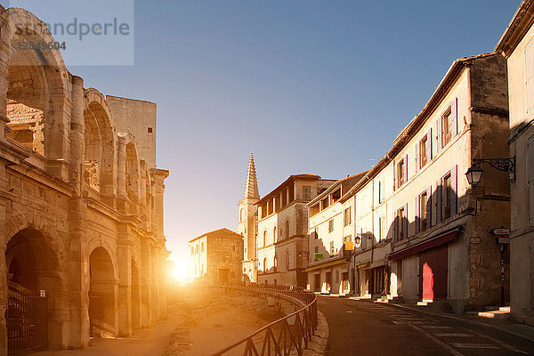 Ansicht der Straße und des Amphitheaters von Arles  Arles  Provence-Alpes-Cote d'Azur  Frankreich