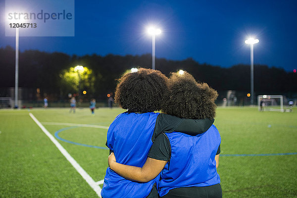 Fussballerinnen am Spielfeld sitzend  Hackney  East London  UK