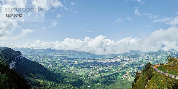 Fernsicht auf Aix les Bains und den Bourget-See vom Gipfel des Revard  Französische Alpen  Frankreich