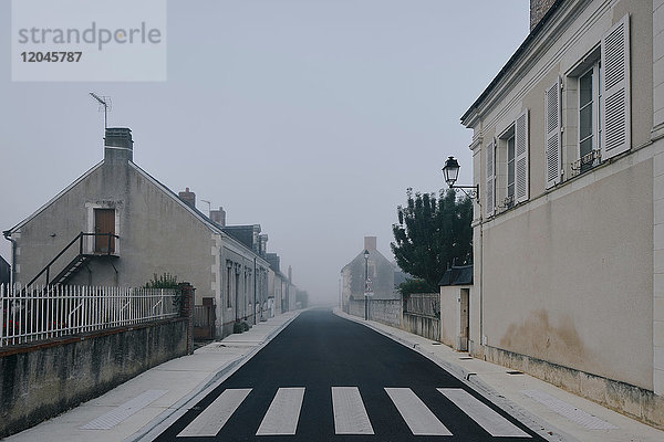 Leere Straße durch das Dorf Meigne-le-Vicomte an einem nebligen Morgen  Loire-Tal  Frankreich