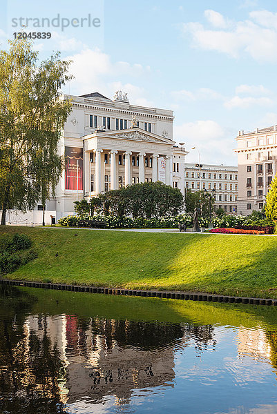 Gebäude und Park mit See  Riga  Lettland