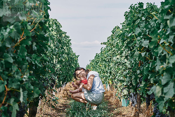 Frau mit kleiner Tochter im Weinberg  Bergerac  Aquitaine  Frankreich