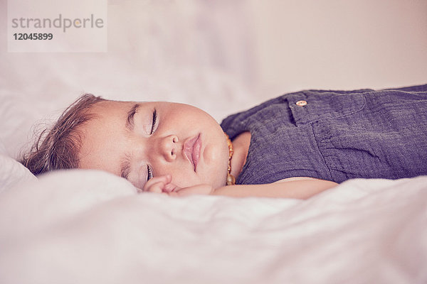 Weibliches Kleinkind  im Bett schlafend  Nahaufnahme