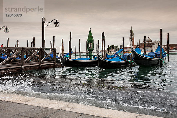 Hochwasser auf dem Markusplatz  Venedig  Italien