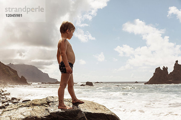 Junge steht auf Fels und schaut auf Aussicht  Santa Cruz de Tenerife  Kanarische Inseln  Spanien  Europa