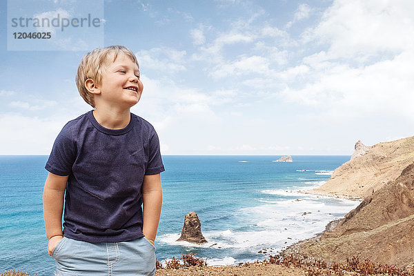 Porträt eines Jungen in Küstennähe  Santa Cruz de Tenerife  Kanarische Inseln  Spanien  Europa