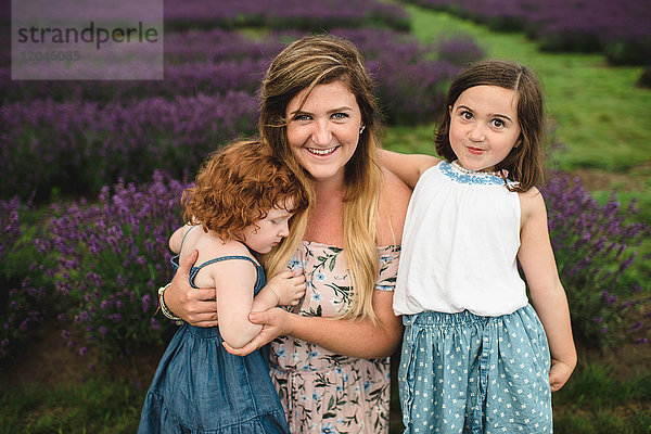 Mutter und Töchter im Lavendelfeld  Campbellcroft  Kanada