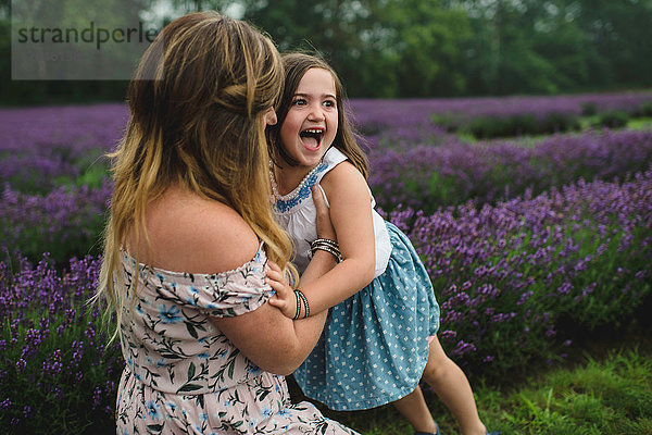 Mutter und Tochter im Lavendelfeld  Campbellcroft  Kanada