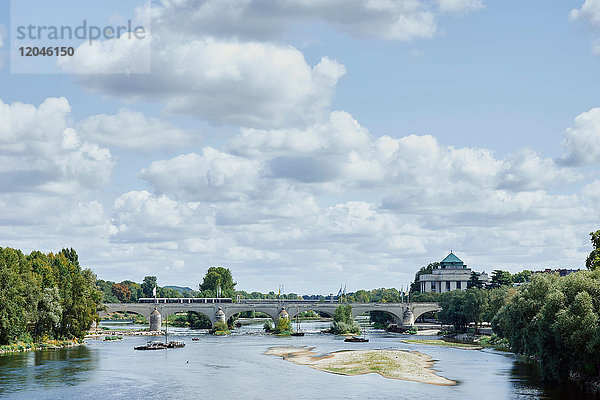 Blick auf die Wilson-Brücke über die Loire  Tours  Loire-Tal  Frankreich