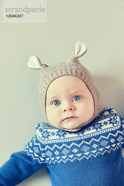 Bildnis eines blauäugigen Jungen mit Strickmütze mit Ohren