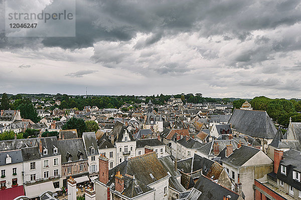 Stadtbild mit traditionellen Stadthäusern und Dächern im Hochwinkel  Amboise  Loiretal  Frankreich