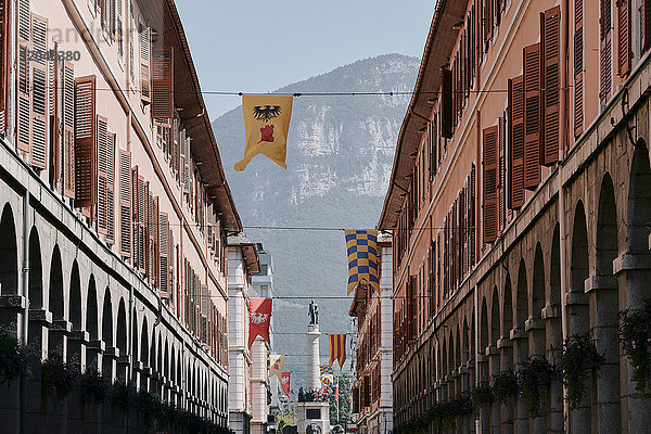 Traditionelle Straße mit Fahnen  Chambery  Rhône-Alpes  Frankreich