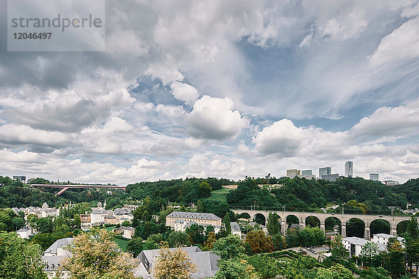 Erhöhte Ansicht der Brücke in der Stadt Luxemburg  Europa
