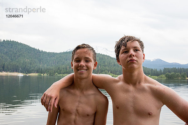 Porträt von zwei Brüdern im Teenageralter am Wasser
