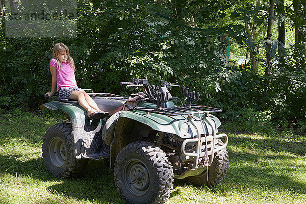 Junges Mädchen sitzt auf Quad