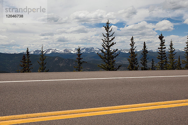 Squaw Pass Highway und entfernte Berge  Evergreen  Colorado  USA