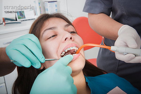 Zahnarzt und Zahnarzthelferin mit Patient