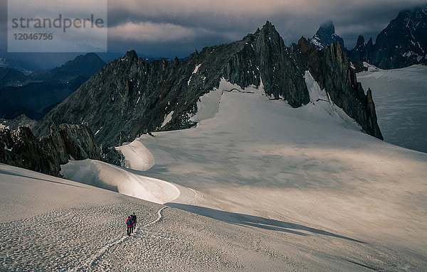 Bergsteiger auf dem Gletscher Mer de Glace  im Mont-Blanc-Massiv  Courmayeur  Aostatal  Italien  Europa
