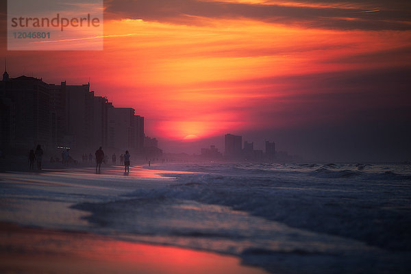 Menschen am Strand bei Sonnenuntergang  North Myrtle Beach  South Carolina  Vereinigte Staaten