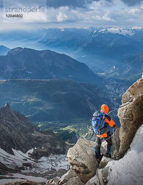 Bergsteiger beim Abstieg von der Dent du Geant  im Mont-Blanc-Massiv  Courmayeur  Aostatal  Italien  Europa